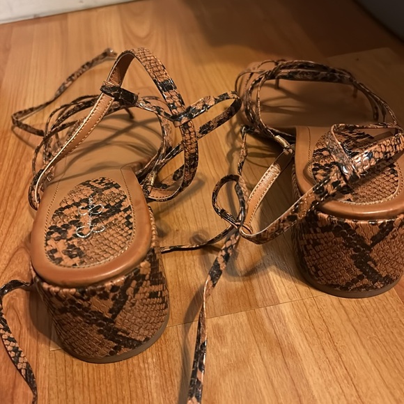 Shoes that wrap around your ankles - Picture 3 of 3